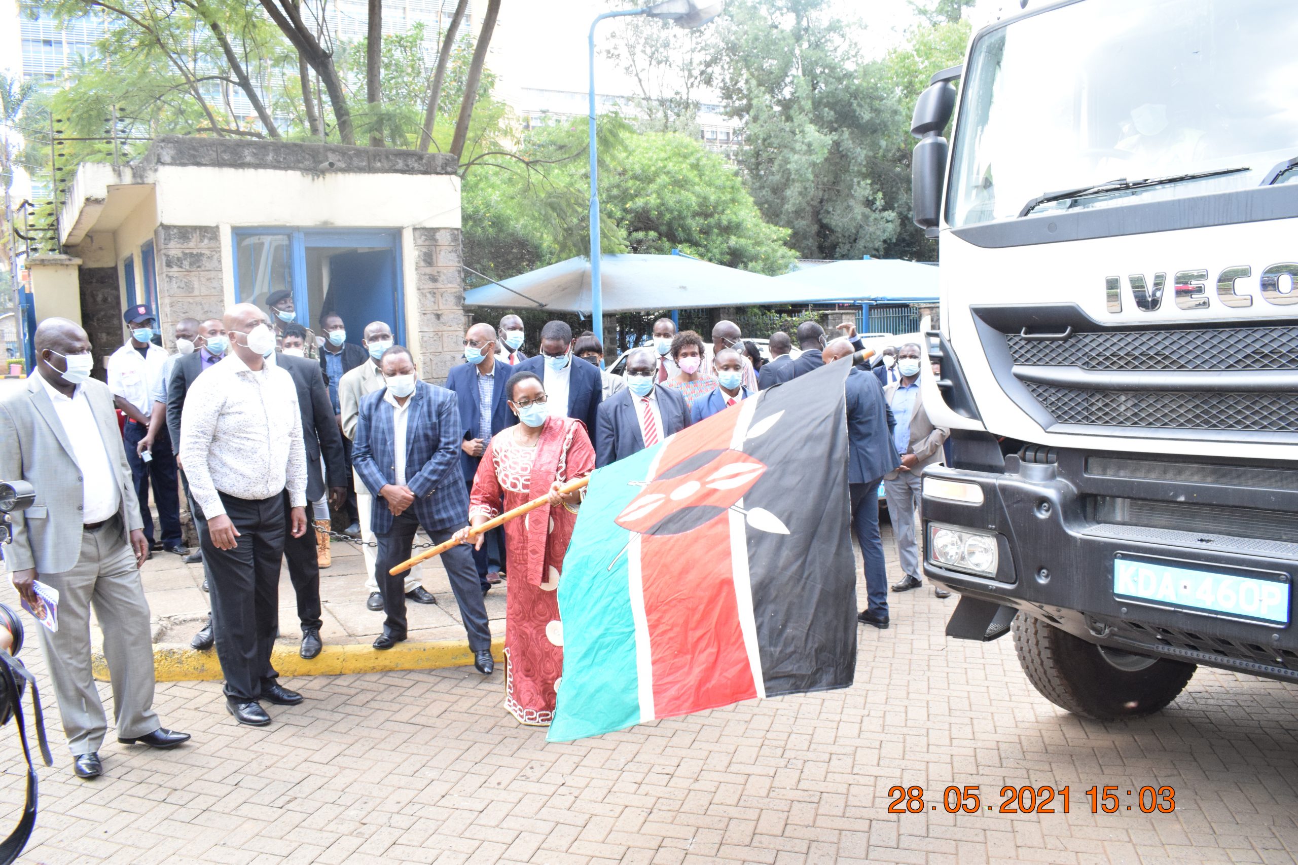 Water and Sanitation and Irrigation Cabinet Secretary , Sicily Kariuki , flags off sewer flushing units and operation vehicles for the
Company at Maji House. She is flanked by Water Principal Secretary Joseph Irungu ( 3rd Left) and Nairobi Metropolitan Services (NMS)
Director General Major General Mohammed Badi (2nd Left) and other top state officials . Three flushing units and five operational
vehicles were handed over to the Company at the event.