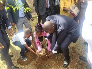 H.E Governor Sakaja plants a commemorative tree at NHC Lang'ata where he commissioned a borehole to boost water supply to the residents.